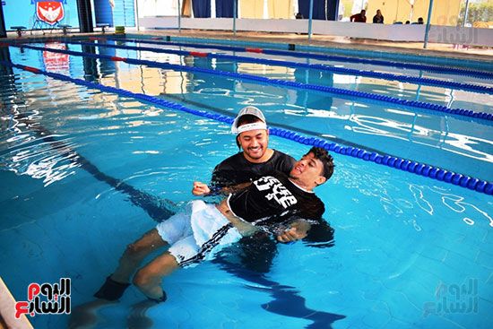 البطل الأقصرى أسامة أحمد يتدرب على السباحة للوصول لحلم العالمية (12)