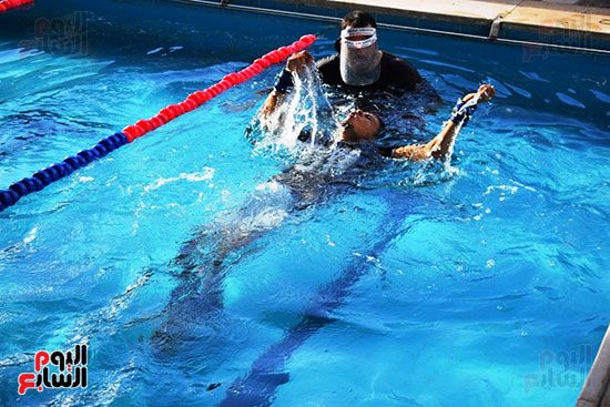 البطل الأقصرى أسامة أحمد يتدرب على السباحة للوصول لحلم العالمية (4)