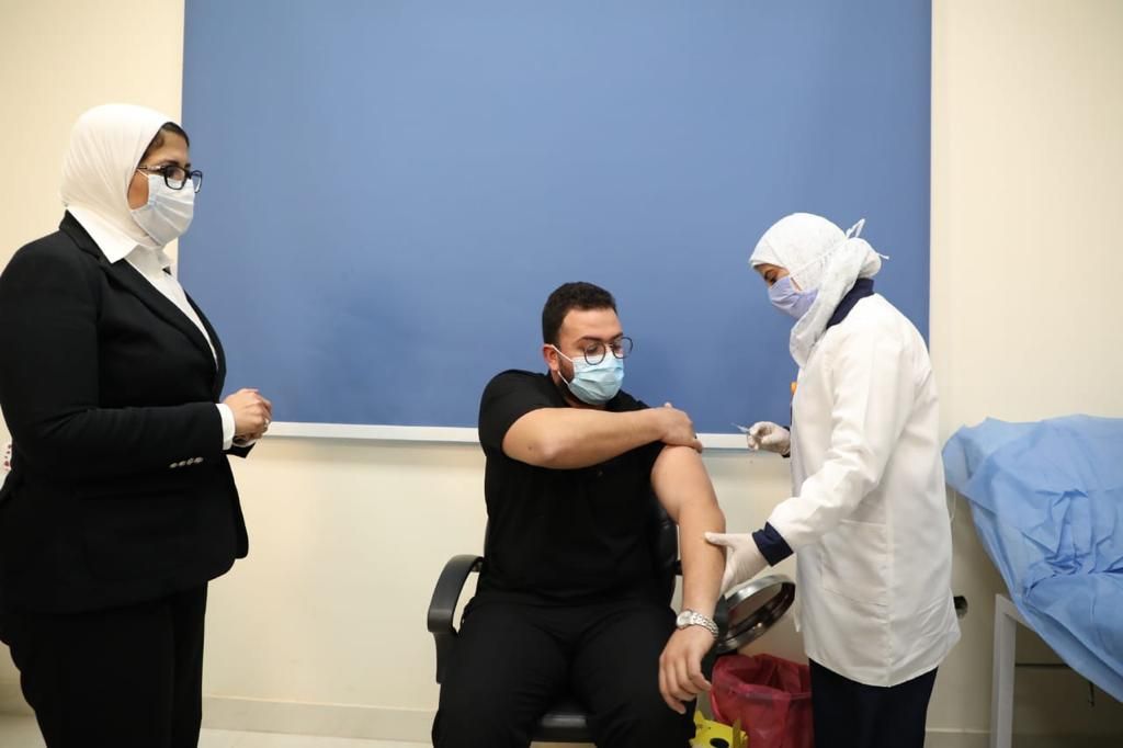 تطعيم الأطباء بلقاح كورونا  فى مستشفى أبو خليفة