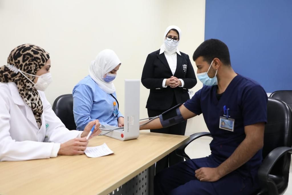 تطعيم الفرق الطبية فى مستشفى أبو خليفة بلقاح كورونا