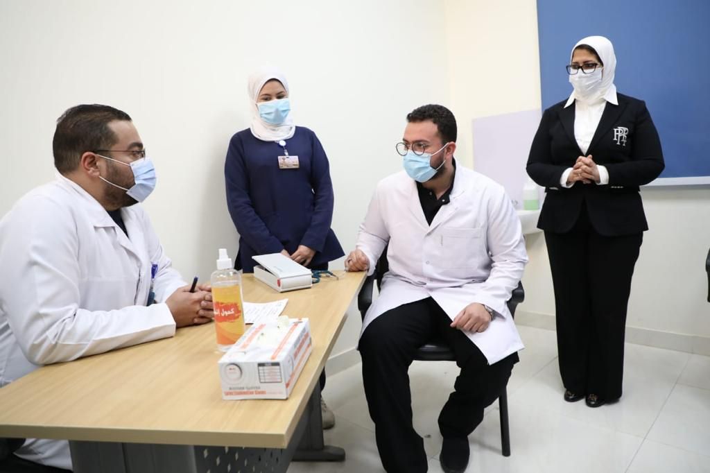 وزيرة الصحة تتابع أول أيام تطعيم الأطباء بلقاح كورونا