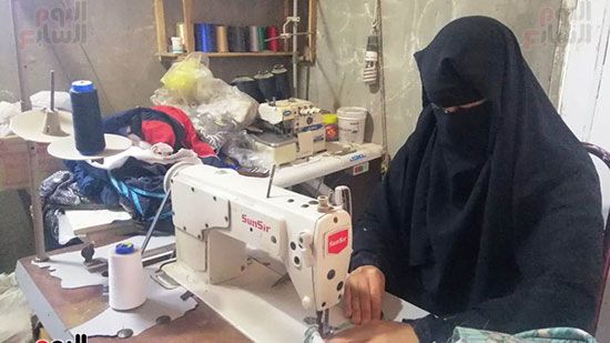 راوية مصطفى ابنة الفيوم تعمل فى الخياطة