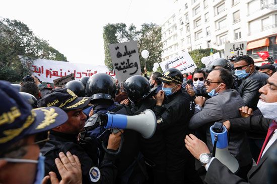 2021-02-06T142244Z_91498666_RC22NL94MN9A_RTRMADP_3_TUNISIA-PROTESTS