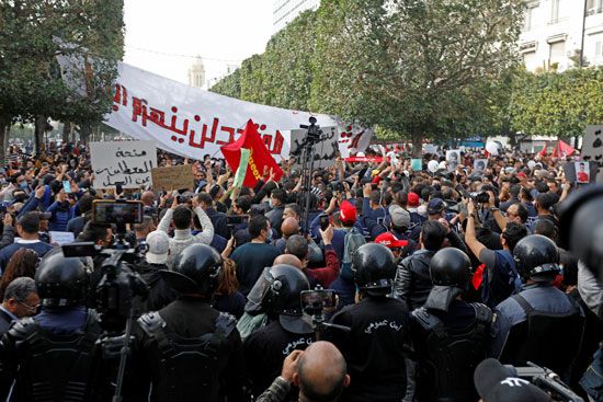 2021-02-06T132131Z_1253154055_RC21NL9NRC9W_RTRMADP_3_TUNISIA-PROTESTS