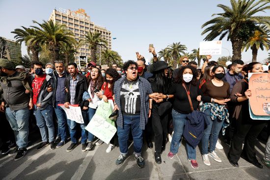 2021-02-06T142624Z_1409266138_RC22NL9HP0L1_RTRMADP_3_TUNISIA-PROTESTS