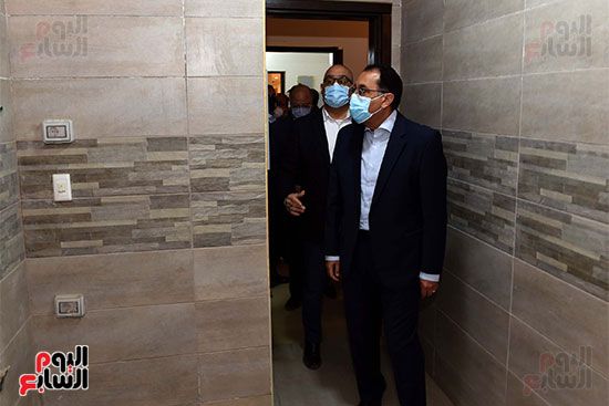 رئيس الوزراء يتفقد مشروع تطوير منطقة سور مجرى العيون (2)