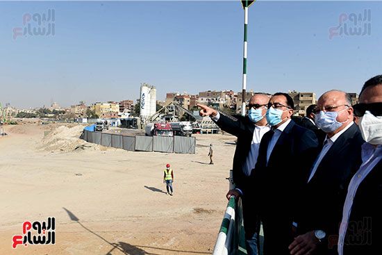 رئيس الوزراء يتابع أعمال تطوير منطقة سور مجرى العيون (11)
