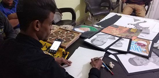 الطالب-حسين-أثناء-الرسم