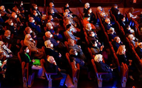عرض مسرحي خاص للمقيمين وعمال دور رعاية المسنين  (3)