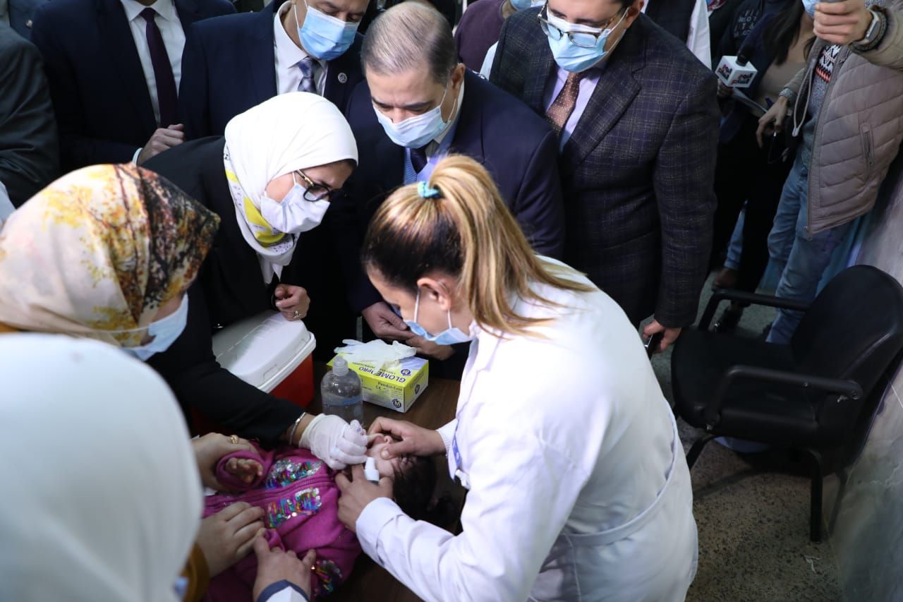 وزيرة الصحة تطعم طفل ضد مرض شلل الأطفال