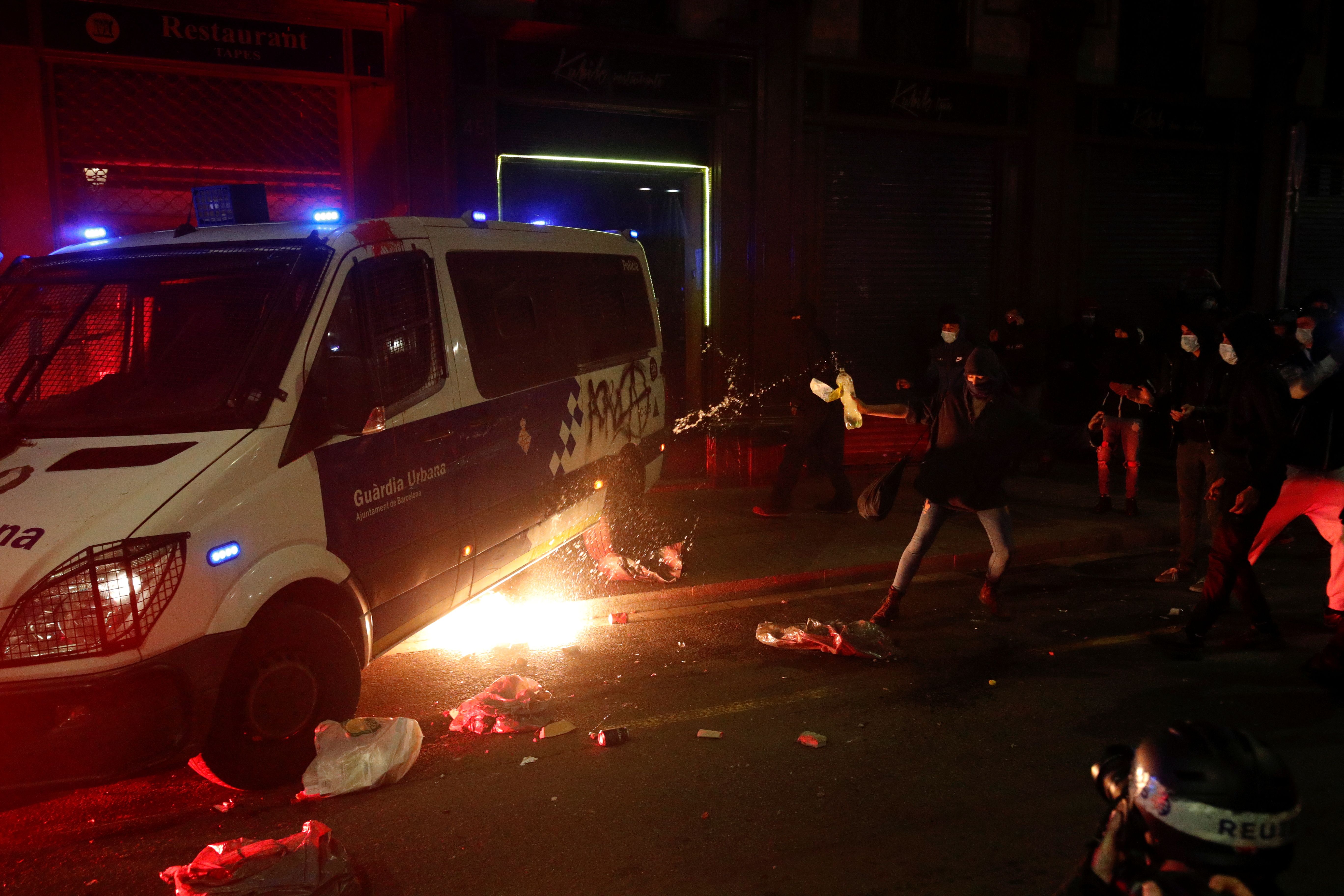 المحتجون يضرمون النار فى سيارة شرطة
