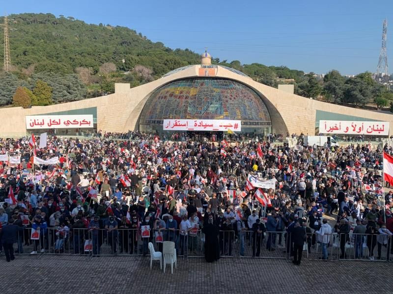 حشود اللبنانيين امام الكنيسة