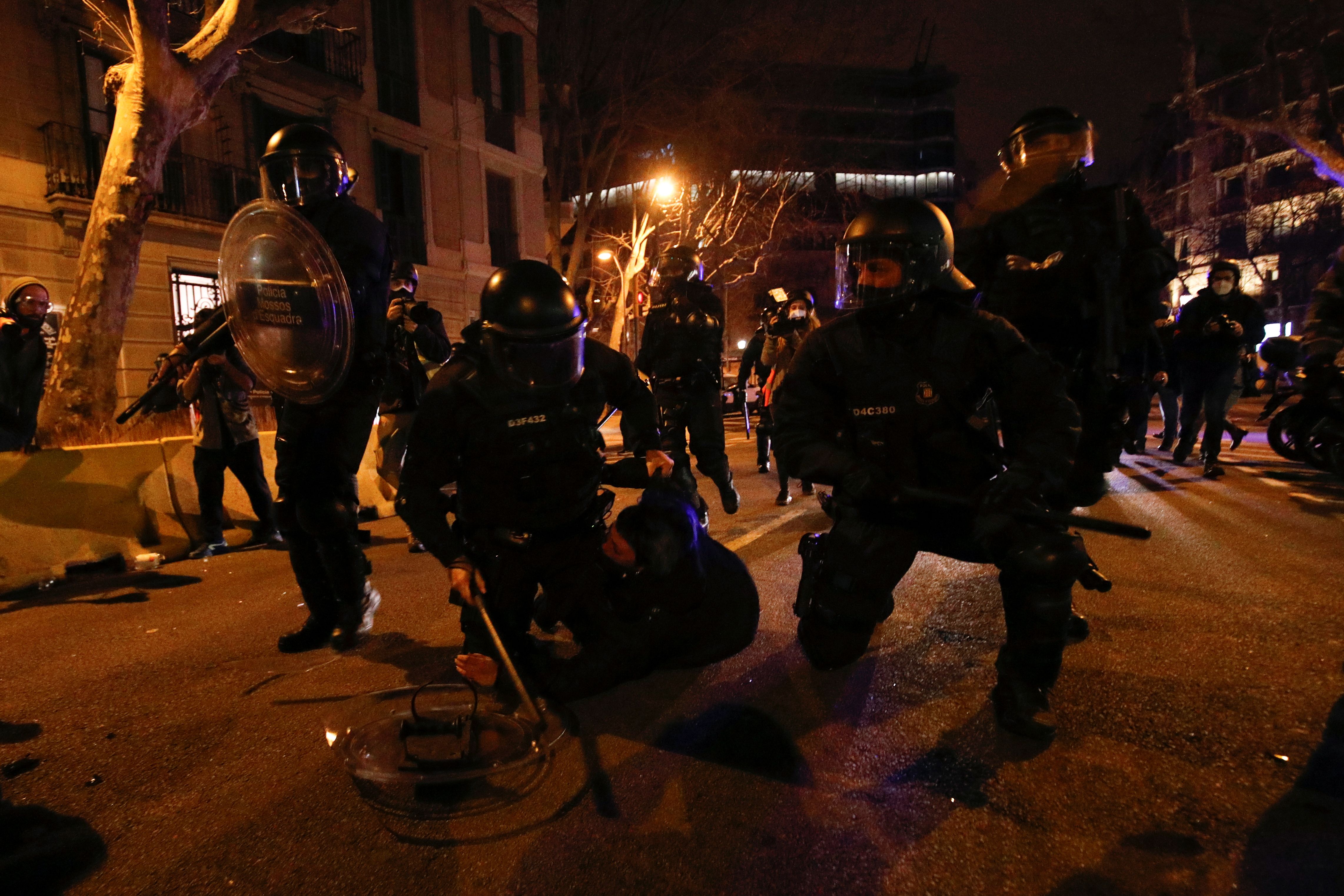 الشرطة فى كولومبيا تتحصن من أعمال شغب المحتجون
