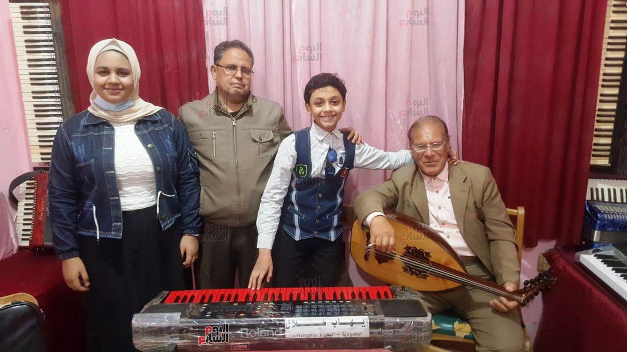 المنشد-الدينى-إسماعيل-هلال-وأولاده-منال-وإيهاب-والموسيقار-السيوفى