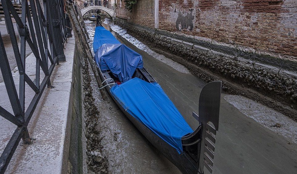 جفاف قنوات مدينة البندقية الشهيرة في إيطاليا (5)