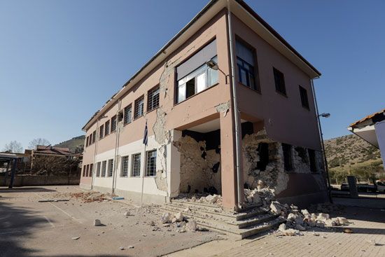 أضرار مادية كبيرة بسبب زلزال بقوة 6.3 ضرب اليونان (2)