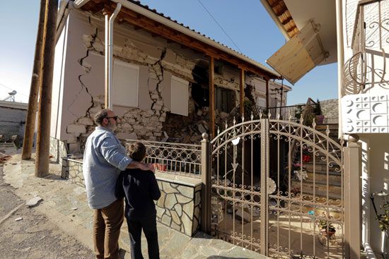 أضرار مادية كبيرة بسبب زلزال بقوة 6.3 ضرب اليونان (4)