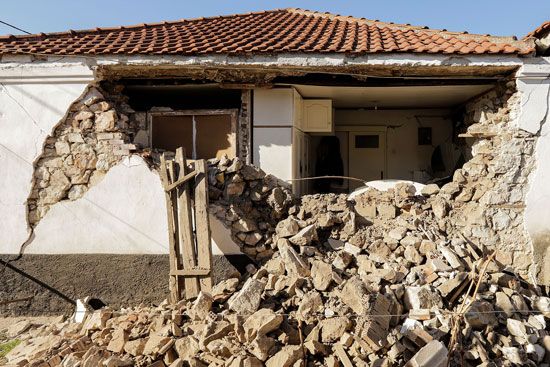 أضرار مادية كبيرة بسبب زلزال بقوة 6.3 ضرب اليونان (5)
