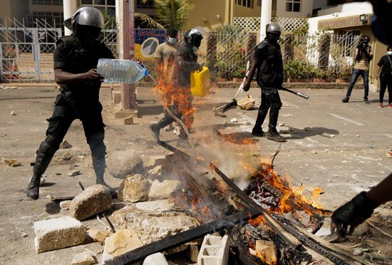 اشتباكات فى السنغال بعد اعتقال زعيم المعارضة واتهامه بالاغتصاب   (2)