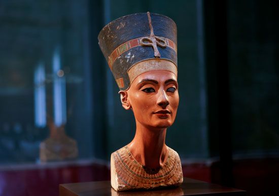 تمثال نصفي للملكة نفرتيتي في قاعة العرض المغلقة دون زوار المتحف المصري ومجموعة البردي (3)