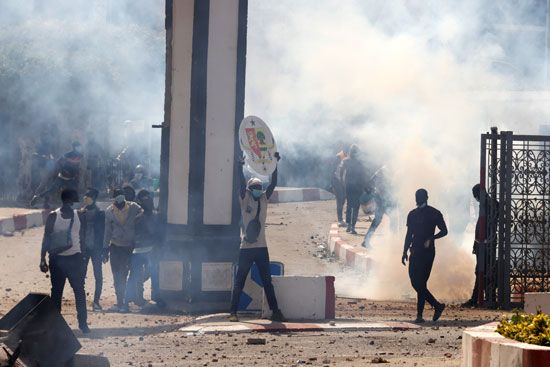 اشتباكات فى السنغال بعد اعتقال زعيم المعارضة واتهامه بالاغتصاب   (5)