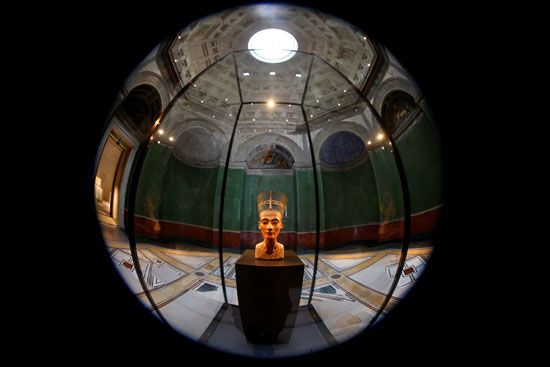 تمثال نصفي للملكة نفرتيتي في قاعة العرض المغلقة دون زوار المتحف المصري ومجموعة البردي (1)