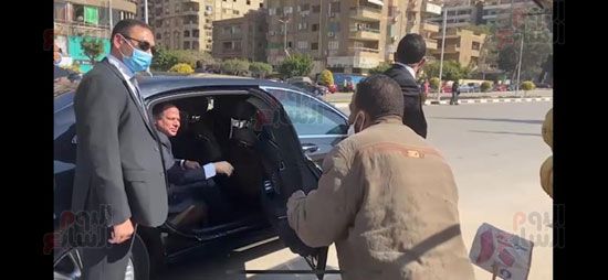 الرئيس السيسى يتوقف بسيارته ويوجه بعلاج بائع فاكهة  (6)