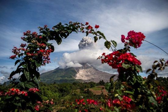 أحد البركانين اللذين يثوران حاليًا في إندونيسيا