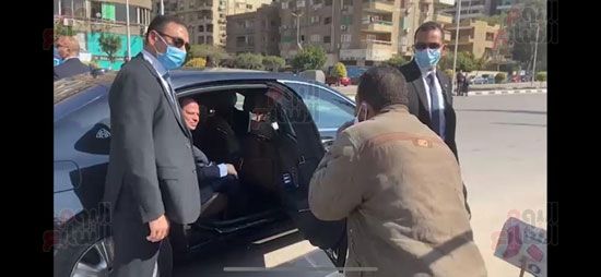 الرئيس السيسى يتوقف بسيارته ويوجه بعلاج بائع فاكهة  (1)