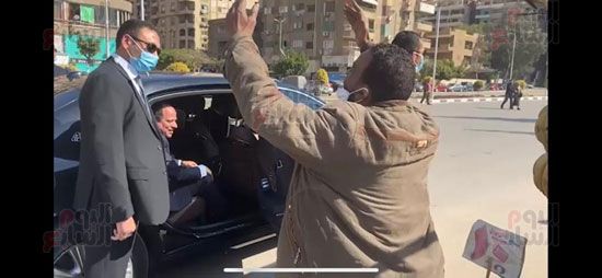 الرئيس السيسى يتوقف بسيارته ويوجه بعلاج بائع فاكهة  (2)