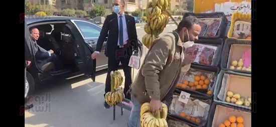 الرئيس السيسى يتوقف بسيارته ويوجه بعلاج بائع فاكهة  (4)