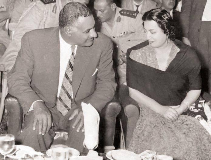 الرئيس جمال عبد الناصر وأم كلثوم فى أحدي الاحتفالات الوطنية