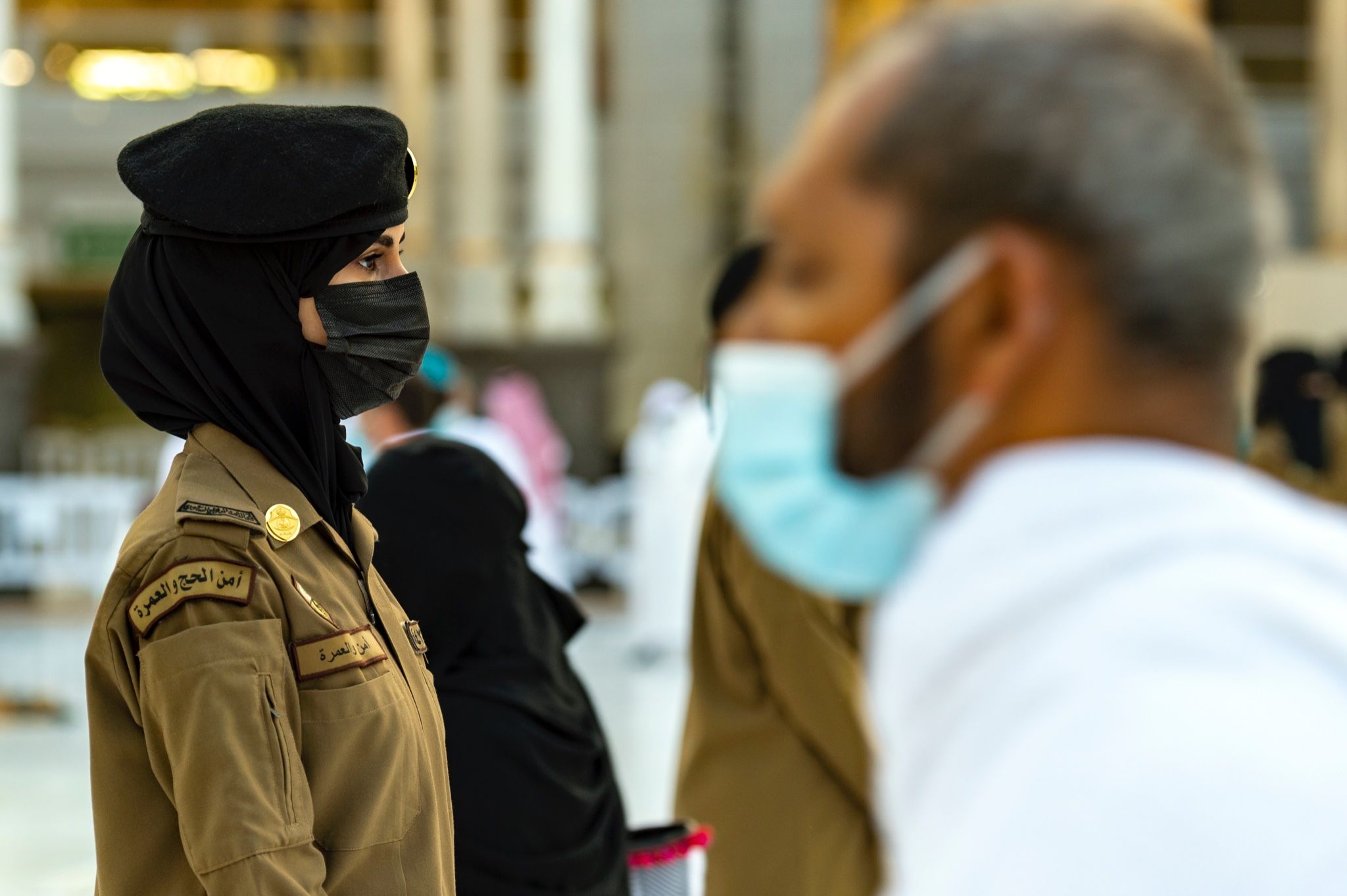 شرطية سعودية تساعد فى تطبيق الإجراءات الاحترازية والمتابعة الأمنية  فى المسجد الحرام