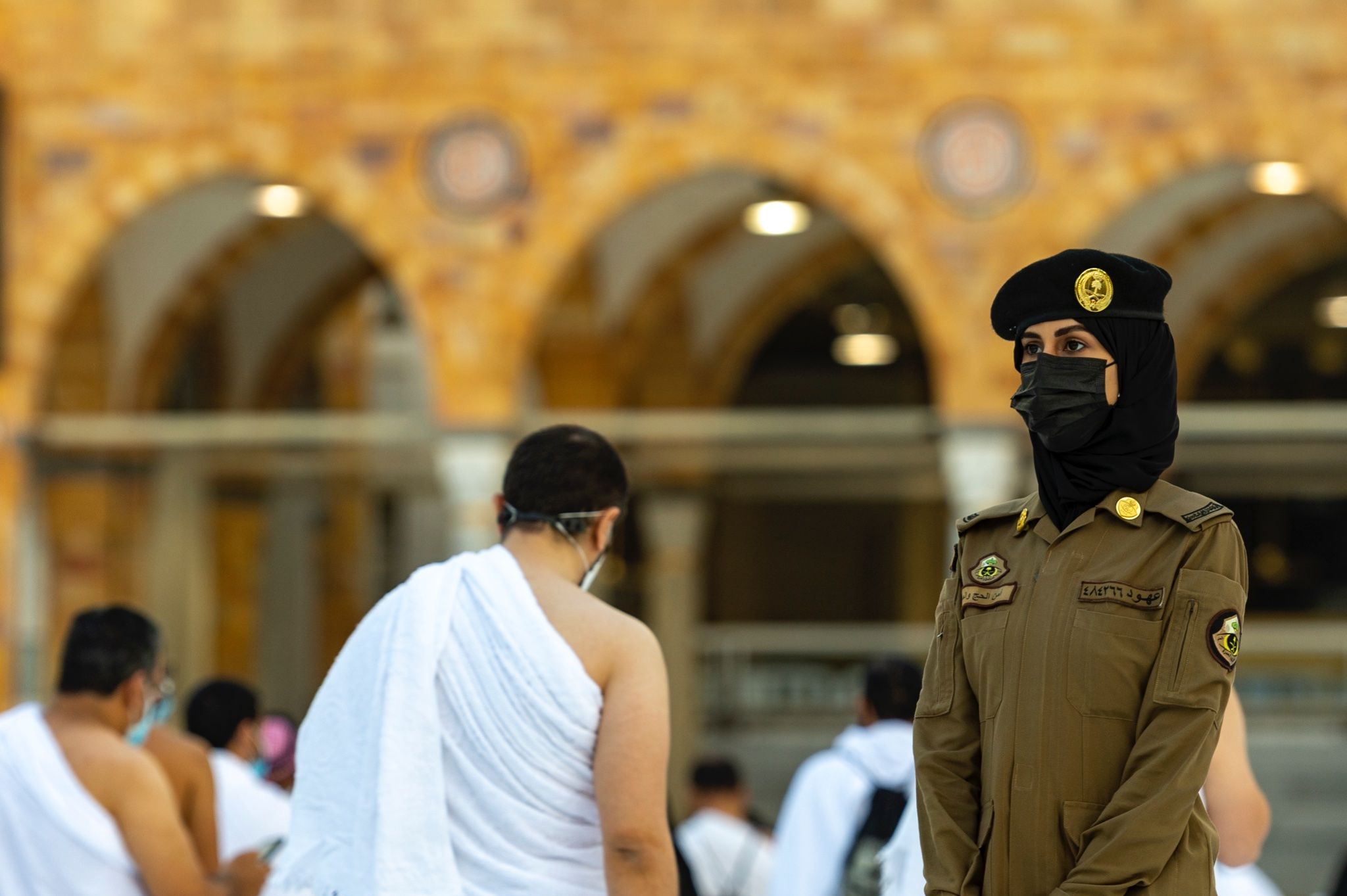شرطية سعودية تتخذ مكانها فى الحرم المكى للمساعدة على توفير الامن