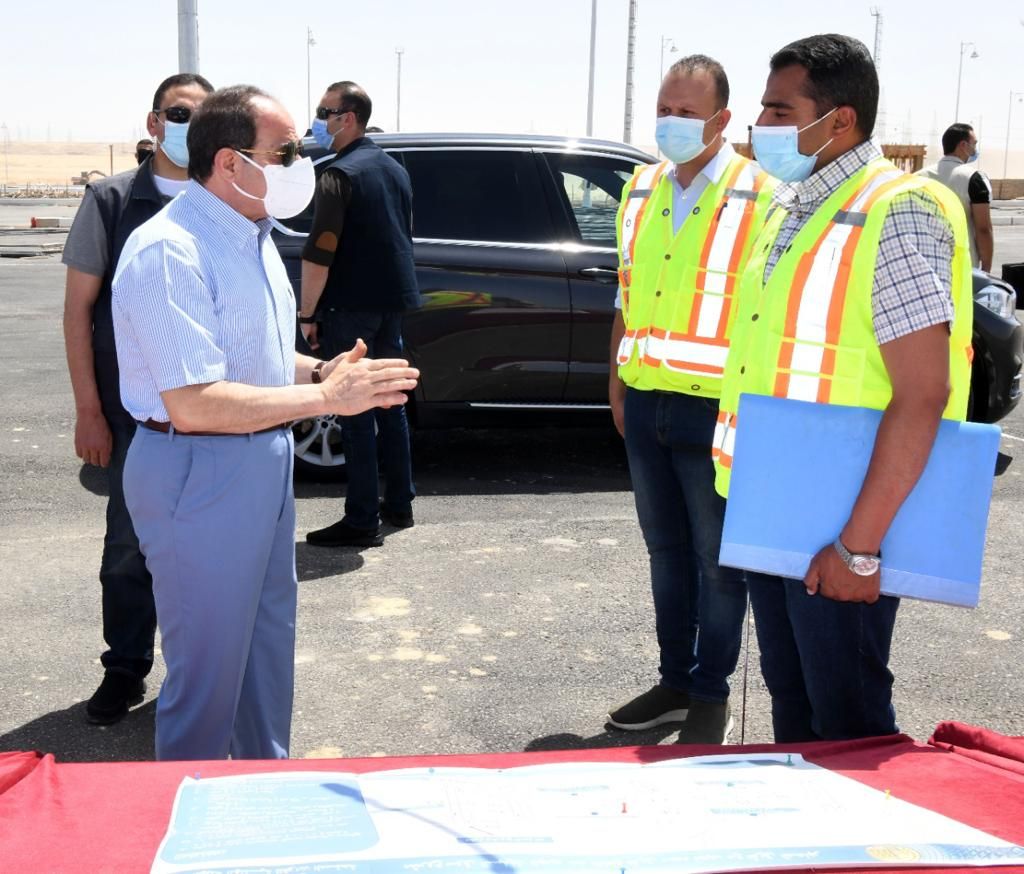 الرئيس السيسى يتابع العمل بالطريق الدائري الأوسطي ومقر سوق السيارات الجديد