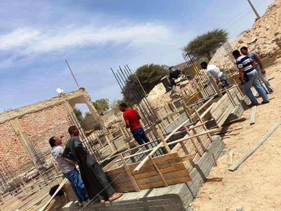 العمل في إنشاء المباني بقرية النصر بسفاجا