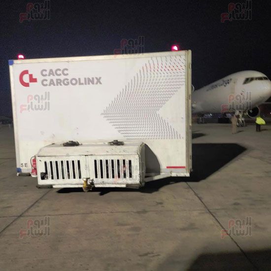 وصول شحنات لقاح كورونا لمطار القاهرة  (1)