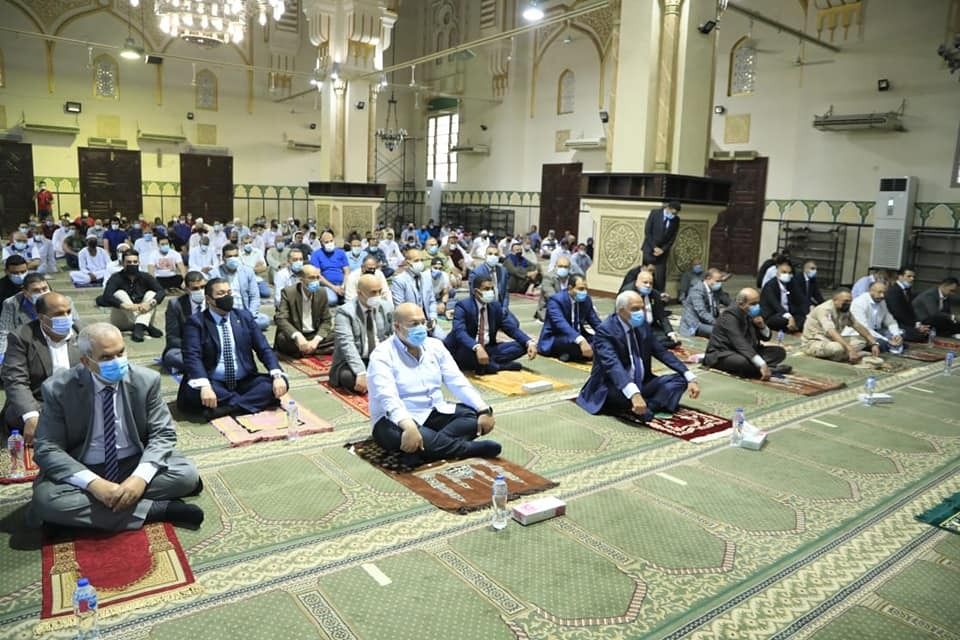 محافظ الجيزة يؤدى صلاة العيد بمسجد المغفرة  (2)