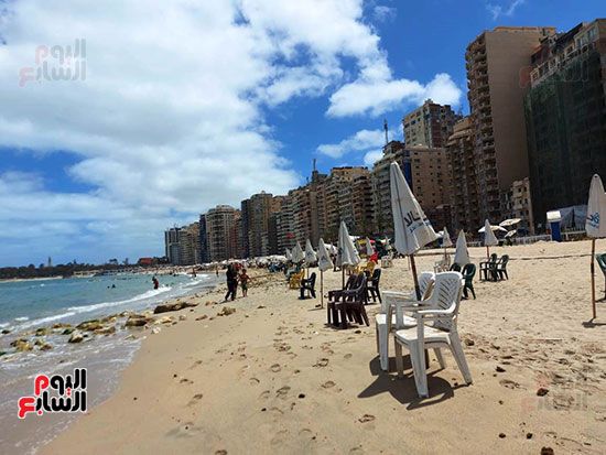 أول يوم لفتح الشواطئ من سنة شاطئ المندرة المجاني يستقبل المصيفين لأول مرة (5)