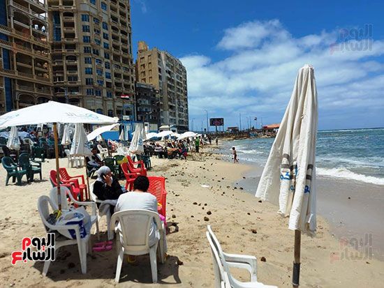 أول يوم لفتح الشواطئ من سنة شاطئ المندرة المجاني يستقبل المصيفين لأول مرة (2)