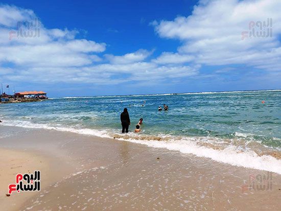 أول يوم لفتح الشواطئ من سنة شاطئ المندرة المجاني يستقبل المصيفين لأول مرة (3)