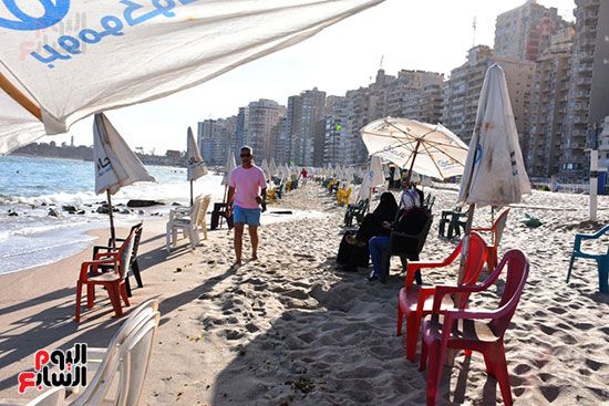 أول يوم لفتح الشواطئ من سنة شاطئ المندرة المجاني يستقبل المصيفين لأول مرة (8)