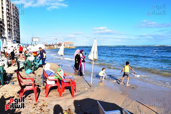 أول يوم لفتح الشواطئ من سنة شاطئ المندرة المجاني يستقبل المصيفين لأول مرة (10)