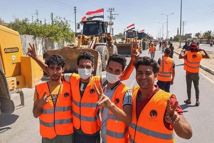 عمال مصريون يساعدون فى اعمار غزة