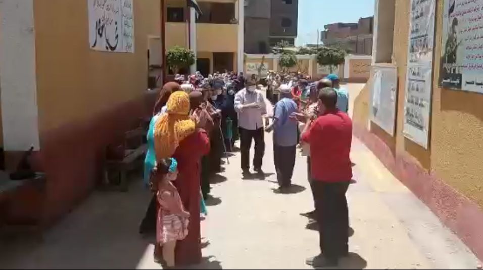 سلام ودموع العاملين بالمدرسة فى حفل وداع سيد عرفات