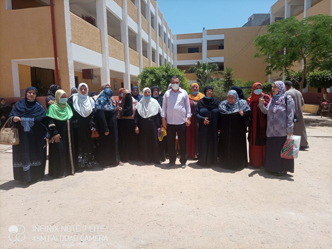 المعلمات بالمدرسة مع سيد عرفات قبل تنفيذ قرار النقل