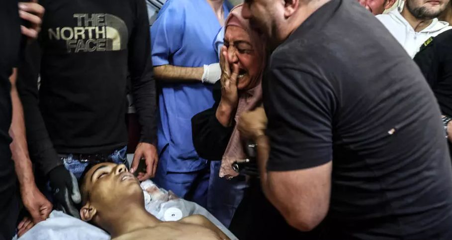 البكاء على الشاب الفلسطيني