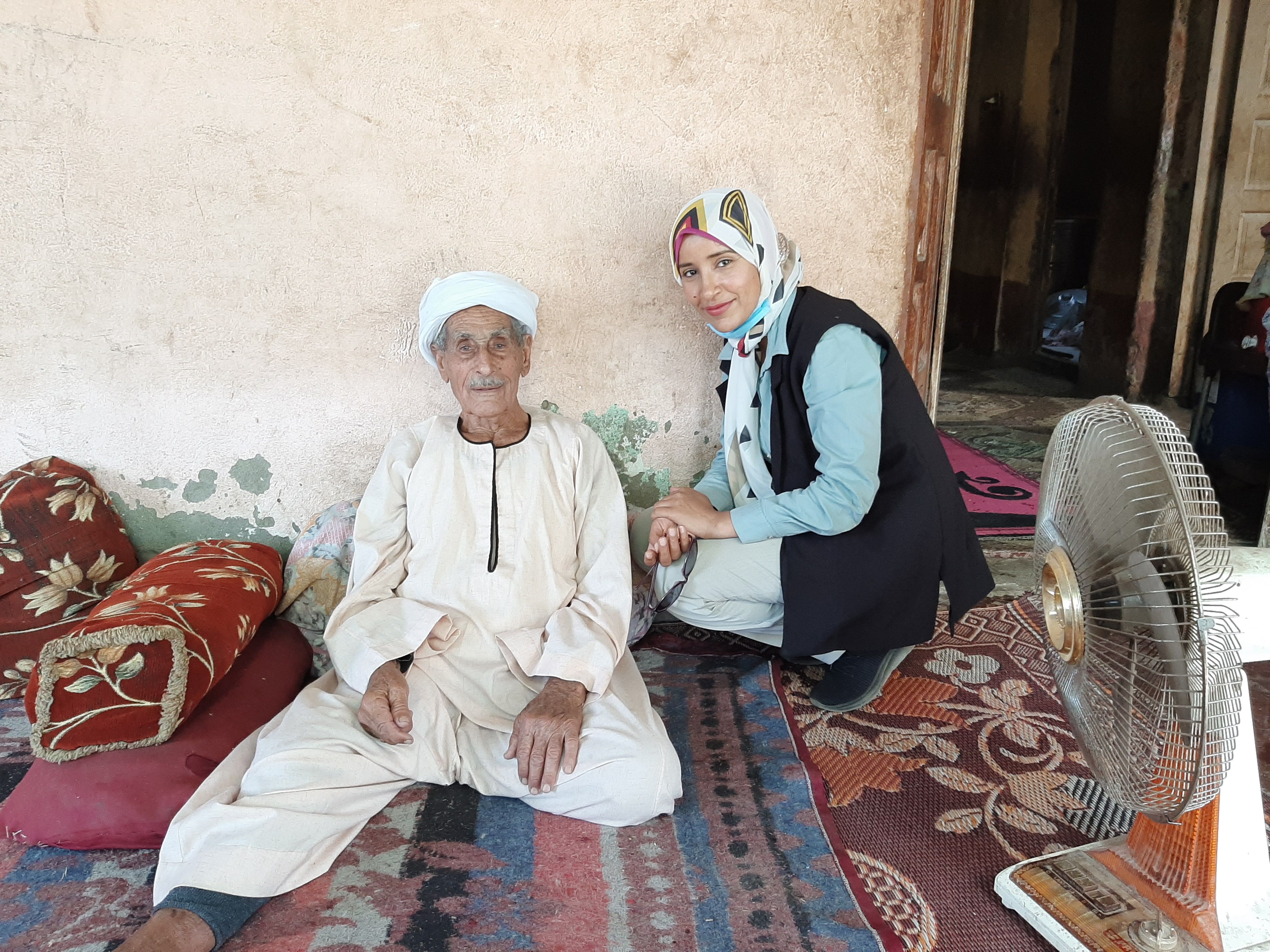 الحاج عبد الرحمن مع مراسلة اليوم السابع