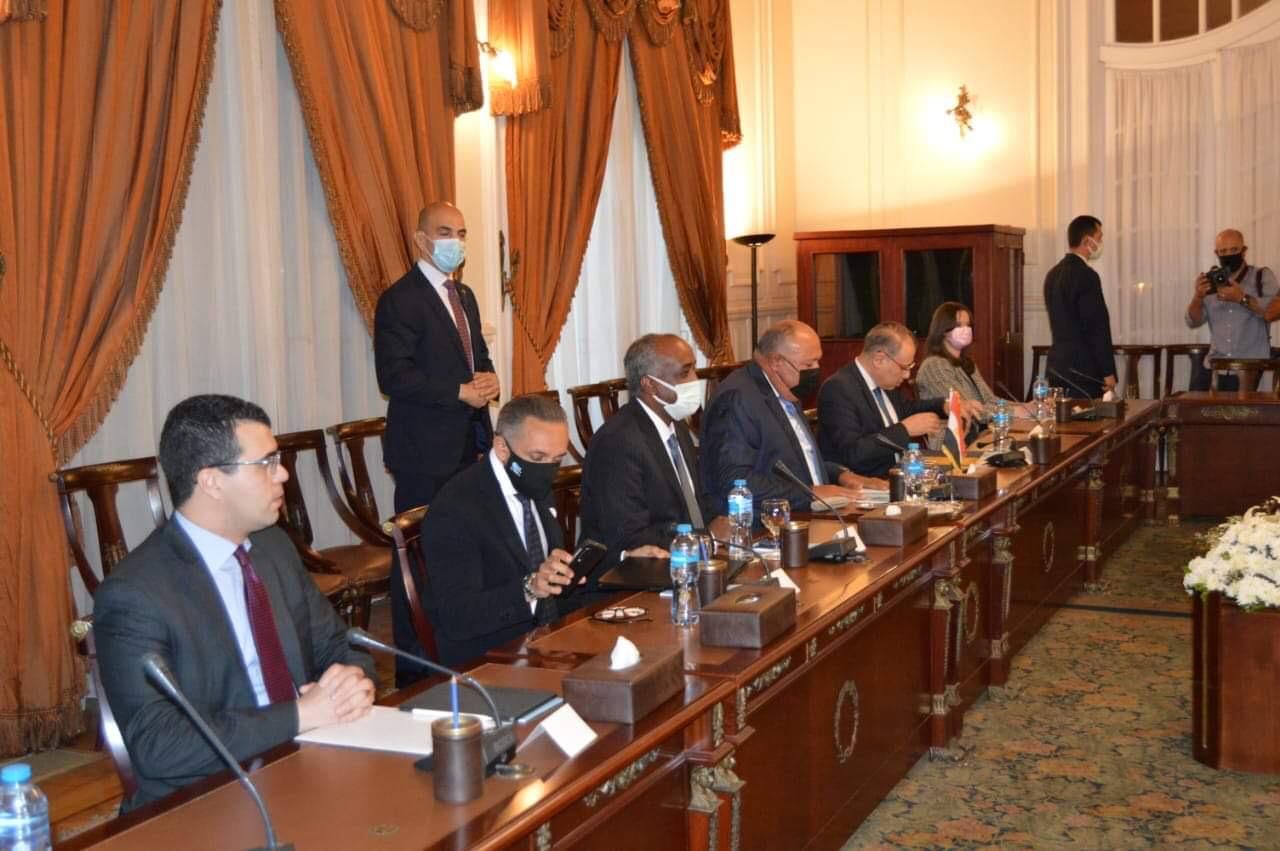 الوفد المصرى خلال المباحثات مع الوفد الليبي فى مقر الخارجية المصرية