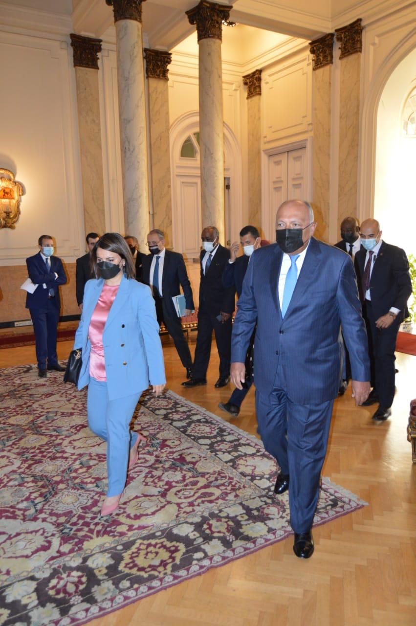 لقاء وزير الخارجية ونظيرته الليبية  (2)